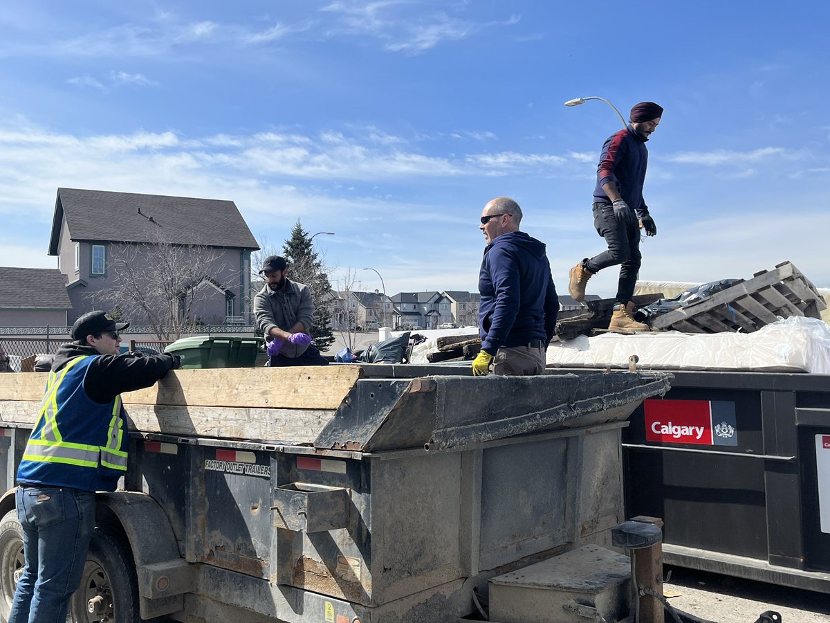 RajDhaliwal_YYC's tweet photo. A very successful start to #alleycleanup in Ward 5 this morning. #yyccc #ward5yyc #yyccleaning #ForwardTogether https://t.co/G0xkiyyHu4