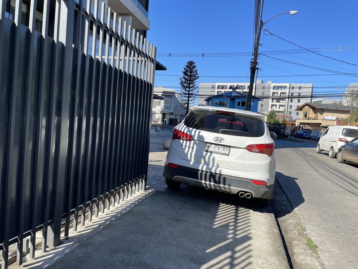 salnero's tweet photo. Definitivamente los peatones no tienen derecho sobre la acera…
Sin cultura y sin fiscalización esto va en aumento. 
@municipiotemuco @Carabdechile @radiocarab @CarabAraucania https://t.co/2tqosXhRnf