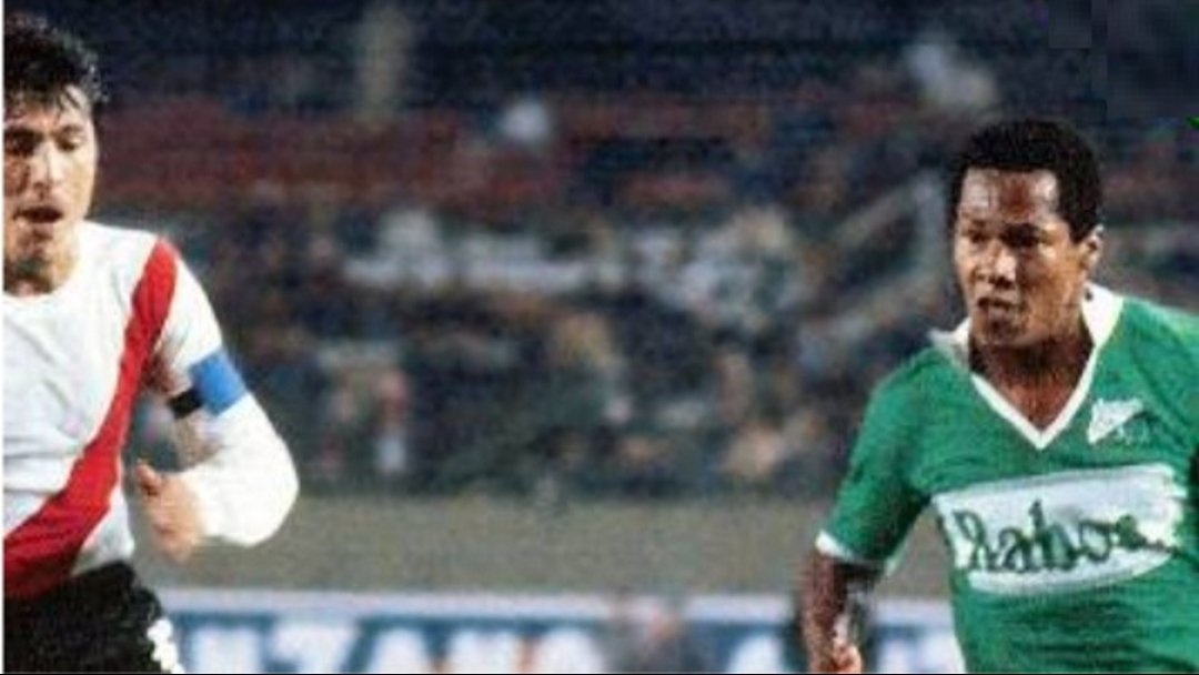 En otro 22 de Abril pero de 1981 un necesitado River recibió al Deportivo Cali por la Libertadores.
El equipo tuvo un inicio arrollador, pero se fue quedando y volcado al ataque sufrió la corrida de Wilington Ortiz que significó la eliminación tempranera y un fracaso estrepitoso.