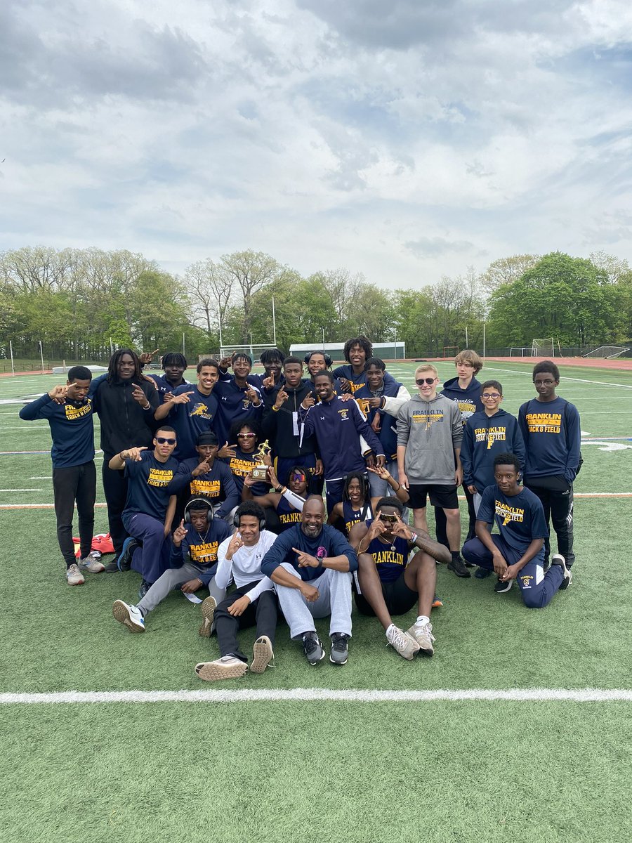 xavierhendo's tweet photo. ITS A PARADE INSIDE MY CITYY YEAAA💙💛
#countychamps
#warriorway
#FTOWN https://t.co/TjB6rmJsWX