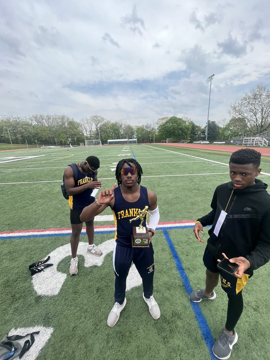 xavierhendo's tweet photo. ITS A PARADE INSIDE MY CITYY YEAAA💙💛
#countychamps
#warriorway
#FTOWN https://t.co/TjB6rmJsWX
