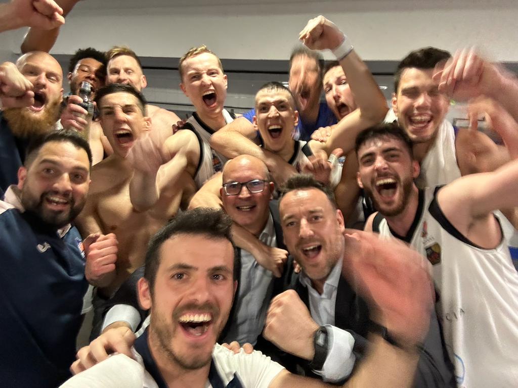 🤩 | LA IMAGEN DE LA JORNADA. ¡Todos a dejar un comentario a este grupo de LUCHADORES! Día histórico para el baloncesto almanseño.

QUÉ GRANDES SOIS, J***R

#JuntosSomosMásFuertes #LaFuerzaDelEquipo