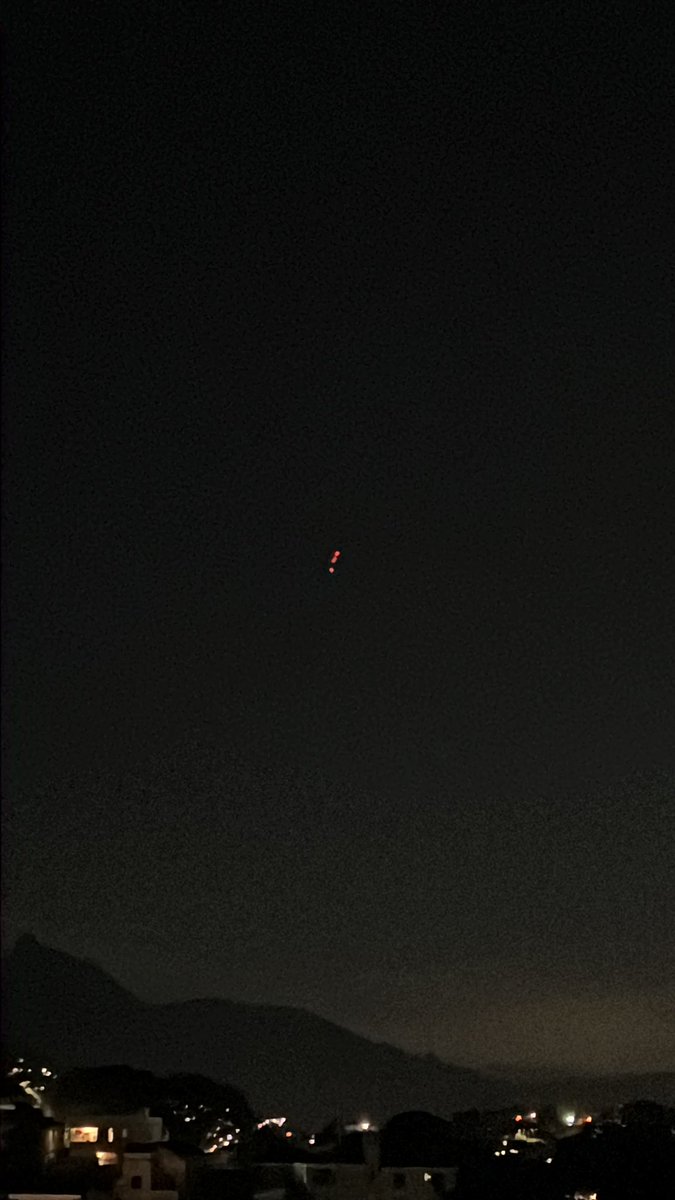 phvrenna's tweet photo. Alguém consegue explicar? Durou cerca de 40min, parecia ascender bem lentamente, mas quase parado no céu. Rio de Janeiro - RJ, 21/04/2023 por volta as 23h - 00h
@Astronomiaum #ovni https://t.co/V8fbMRSWyM