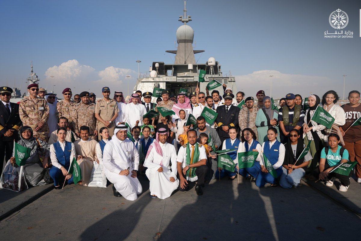 modgovksa's tweet photo. إنفاذًا لتوجيهات #خادم_الحرمين_الشريفين وسمو #ولي_العهد..

القوات البحرية بإسناد من أفرع القوات المسلحة، تنفذ عملية إجلاء مواطنين سعوديين وعددٍ من رعايا الدول الشقيقة والصديقة بينهم دبلوماسيين ومسؤولين دوليين من السودان إلى المملكة. https://t.co/Dx1ea2r5V1
