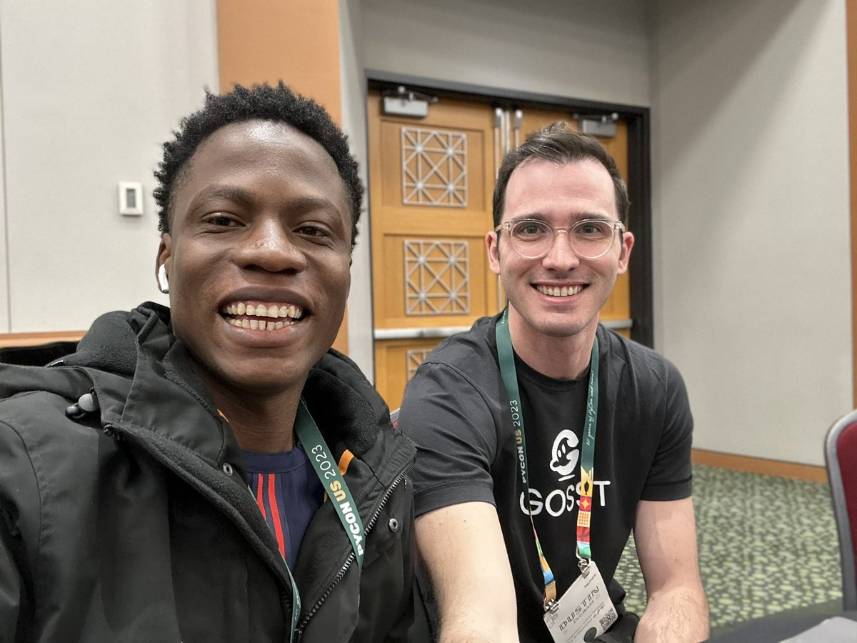 A quick selfie with @di_codes at #psfmember lunch! Always nice to catch up with fellow Pythonistas 🐍📷 #python #community #PyCon  #PyConUS2023 #pyconUS