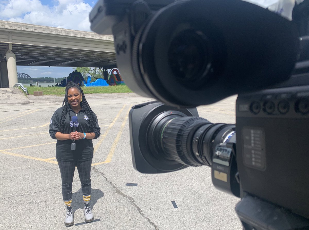 TawanaAndrew's tweet photo. Before and during our #ThunderOverLouisville coverage. 😂
#WAVEThunder https://t.co/xTubMpEWmX