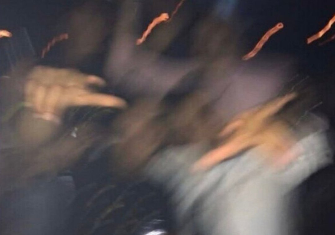-Pásame la foto que nos sacamos ayer
la foto:
