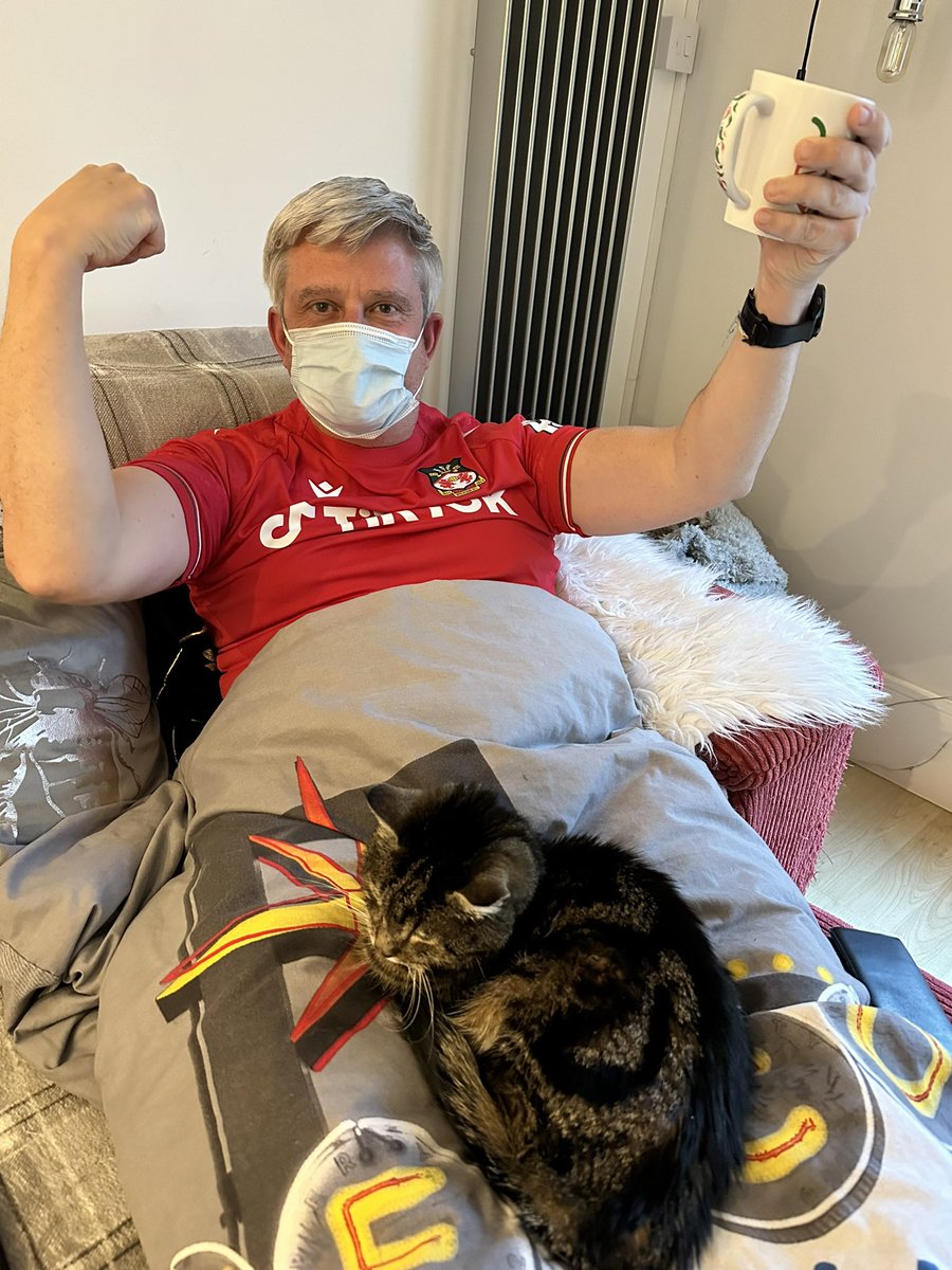 EmilyONeill1's tweet photo. @paulfishermusic doing a masked covid-kicking celebration for @Wrexham_AFC second goal. Digit 🐈‍⬛ is un-impressed (as always) https://t.co/OErFdbDaXz