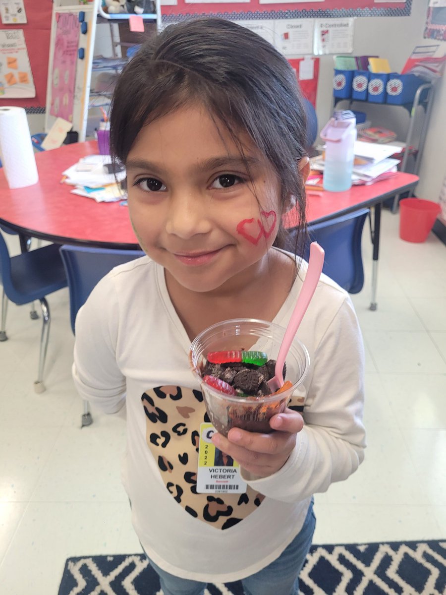 nic_bennettPISD's tweet photo. Earth Day is the BEST DAY! 🌎 
Dirt &amp; worms after brainstorming ways to save our planet💙💚
@PISDELEMSS #pisdsocialstudies https://t.co/RfMky7YLIm