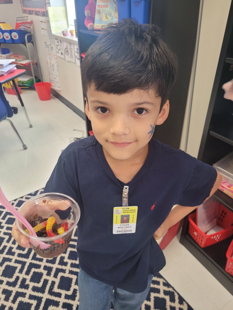 nic_bennettPISD's tweet photo. Earth Day is the BEST DAY! 🌎 
Dirt &amp; worms after brainstorming ways to save our planet💙💚
@PISDELEMSS #pisdsocialstudies https://t.co/RfMky7YLIm
