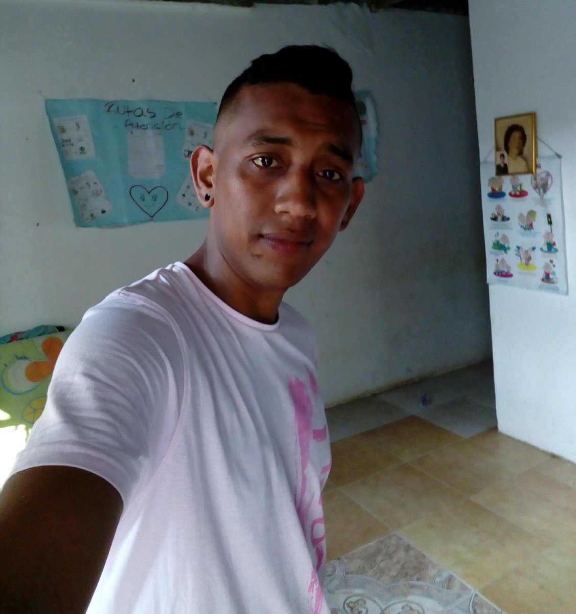 andresvergom1's tweet photo. Me siento tan triste que no se que hacer ... Viva la vida https://t.co/Q8hEK1K004