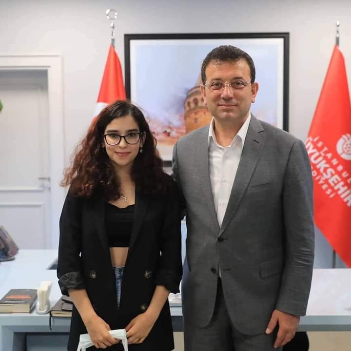 BrcTvAjans's tweet photo. 19 yaşındaki Elif Eda Güneş  köy okulunda okudu. Mars'a gönderilen keşif aracını tasarlayan şirketin yarışmasına proje gönderdi, yapay zeka geliştirdi. Nasa'dan tebrik mesajı, iş teklifi aldı. Şimdi köy köy gezip kız çocuklarına ilham oluyor. Alın size  asıl Rol Model... https://t.co/3kN2UQd8TY