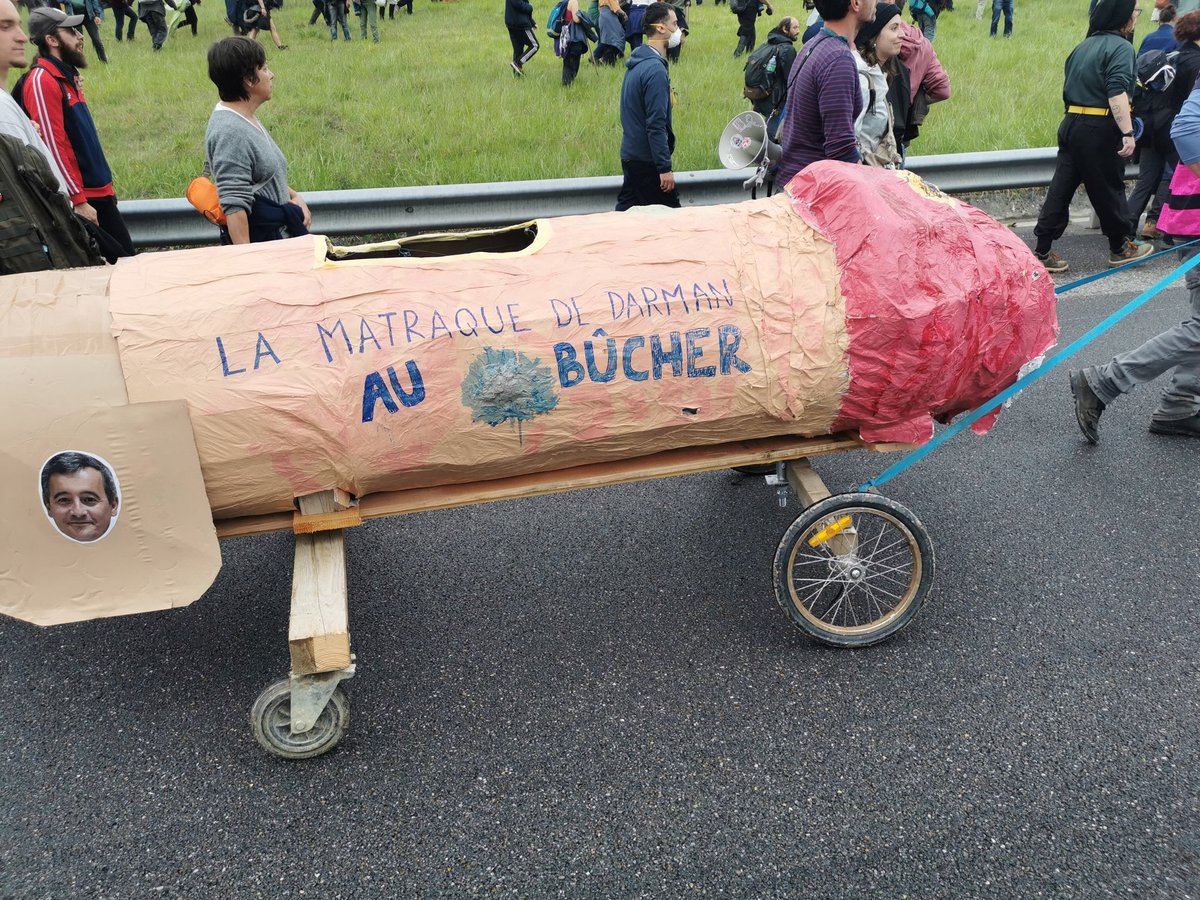 Des bolides et un mur de parpaing sur la photo 2x2 voies occupée par la manif contre #A69