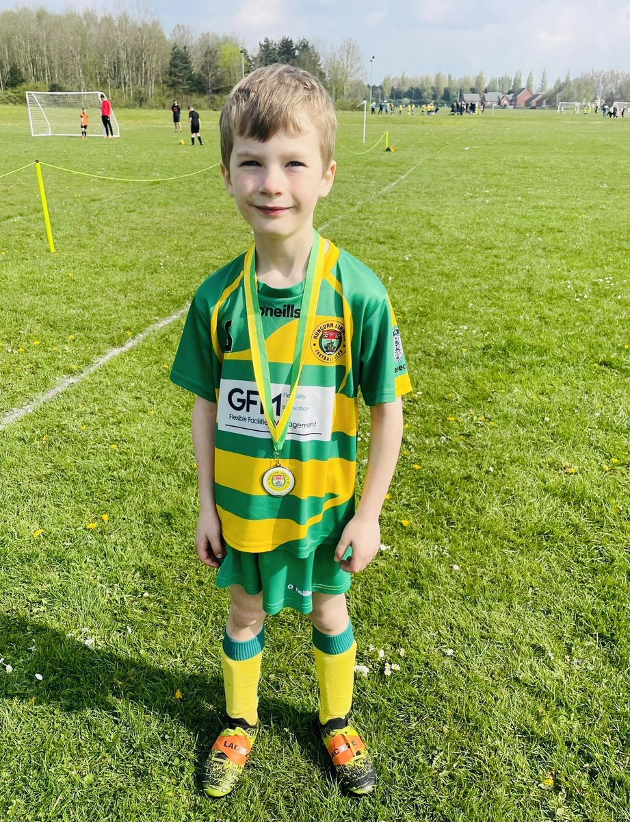 LinnetsU10's tweet photo. Brilliant @WarrJFL game against @Widnes_FC Rockets. 
Great battling from both teams, with plenty of goals, shots &amp; saves on show! 
Rowan picked up the Linnets POTM for an excellent performance in a new position, adapting well to the change and driving the team forward! 💛💚💛💚 https://t.co/I7bkUwTDXx