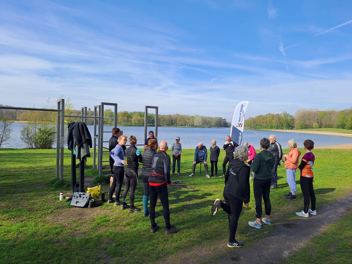 VoorstActief's tweet photo. 𝗗𝘂𝘄𝗲𝗻 𝗲𝗻 𝘁𝗿𝗲𝗸𝗸𝗲𝗻 𝗼𝗽 𝗕𝘂𝘀𝘀𝗹𝗼𝗼
17 deelnemers deden er vanochtend mee aan de workshop 'Krachtraining doe-het-zelf'. Bij het rek op #Bussloo leerde zij de basisprincipes van #krachttraining met je eigen lichaamsgewicht.
@Leisurelands #VoorsterSportweek https://t.co/W4QXth8zfg