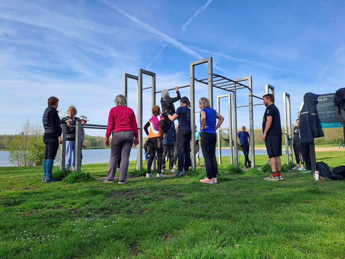 𝗗𝘂𝘄𝗲𝗻 𝗲𝗻 𝘁𝗿𝗲𝗸𝗸𝗲𝗻 𝗼𝗽 𝗕𝘂𝘀𝘀𝗹𝗼𝗼
17 deelnemers deden er vanochtend mee aan de workshop 'Krachtraining doe-het-zelf'. Bij het rek op #Bussloo leerde zij de basisprincipes van #krachttraining met je eigen lichaamsgewicht.
<a href="/Leisurelands/">Leisurelands</a> #VoorsterSportweek