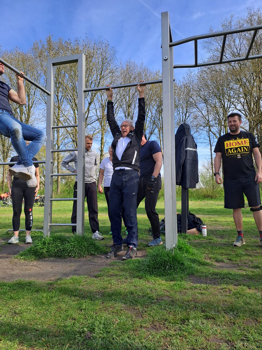 VoorstActief's tweet photo. 𝗗𝘂𝘄𝗲𝗻 𝗲𝗻 𝘁𝗿𝗲𝗸𝗸𝗲𝗻 𝗼𝗽 𝗕𝘂𝘀𝘀𝗹𝗼𝗼
17 deelnemers deden er vanochtend mee aan de workshop 'Krachtraining doe-het-zelf'. Bij het rek op #Bussloo leerde zij de basisprincipes van #krachttraining met je eigen lichaamsgewicht.
@Leisurelands #VoorsterSportweek https://t.co/W4QXth8zfg