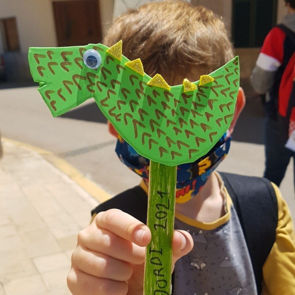 Am 23. April ist Welttag des Buches und auf Mallorca wird dem wohl romantischsten Heiligenfest gedacht, indem man sich Bücher und Blumen schenkt.

Sant Jordi war ein Ritter, der eine Prinzessin vor einem blutrünstigen Drachen rettete. Statt Geld und Ruhm anzunehmen, verteilt…