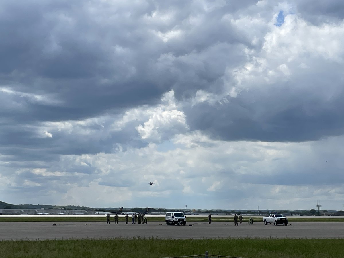 RyanHokeWAVE3's tweet photo. F-16s are airborne at @FlyLouisville! #WAVEThunder https://t.co/PuG7CHzBtB