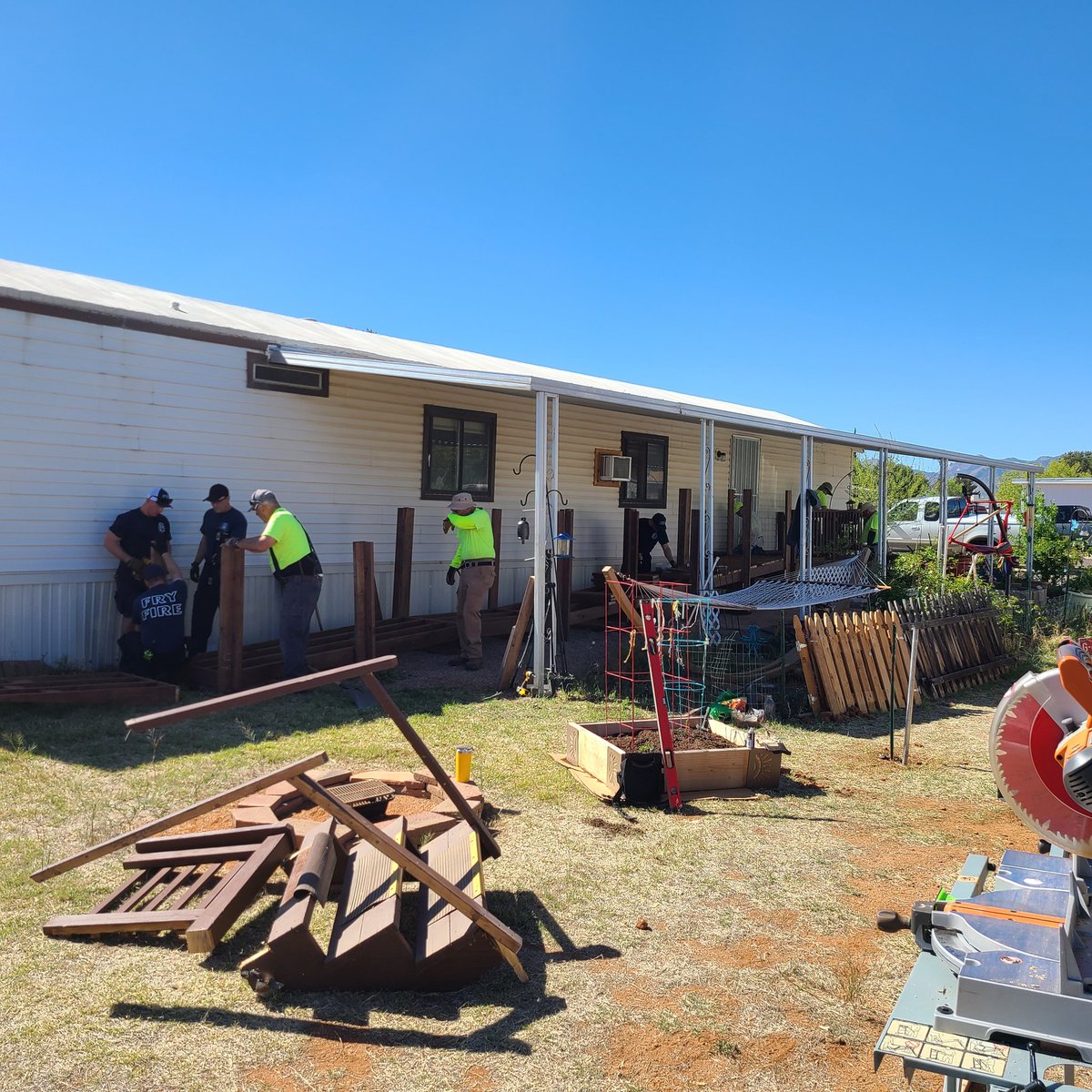 Fryfiredistrict's tweet photo. Thanks to SAWS Southwest and the B-Shift Sta. 142 crew today for putting in work and making our community safer for residents and first responders! #oneteam #mrssmithcomesfirst #saws #fryfire #communityservice https://t.co/qZrQNp482I