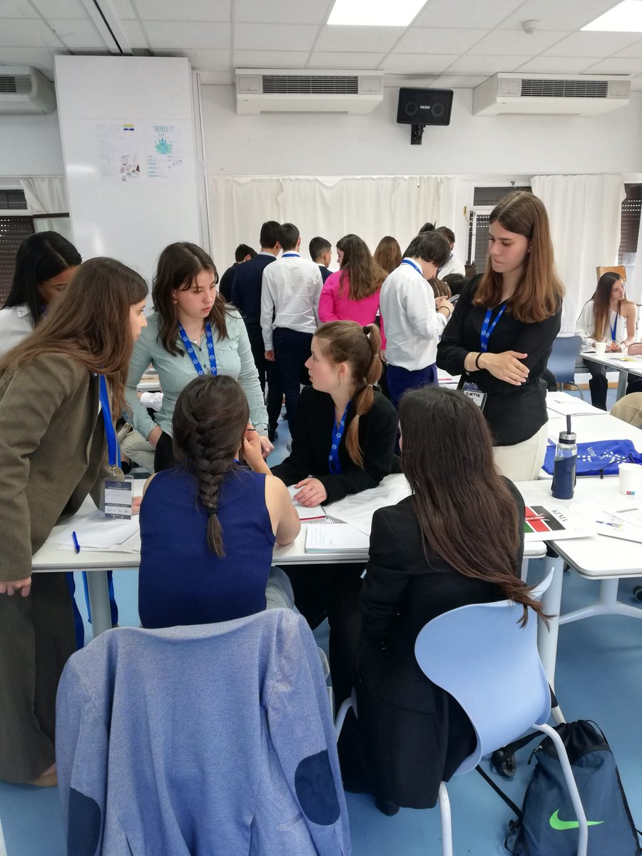 yemax1980's tweet photo. Segon dia del projecte UNESMUN amb l'alumnat de 4t @InsThos. Convocada una sessió d'emergència per una crisi mundial. https://t.co/NPiNoWqvib