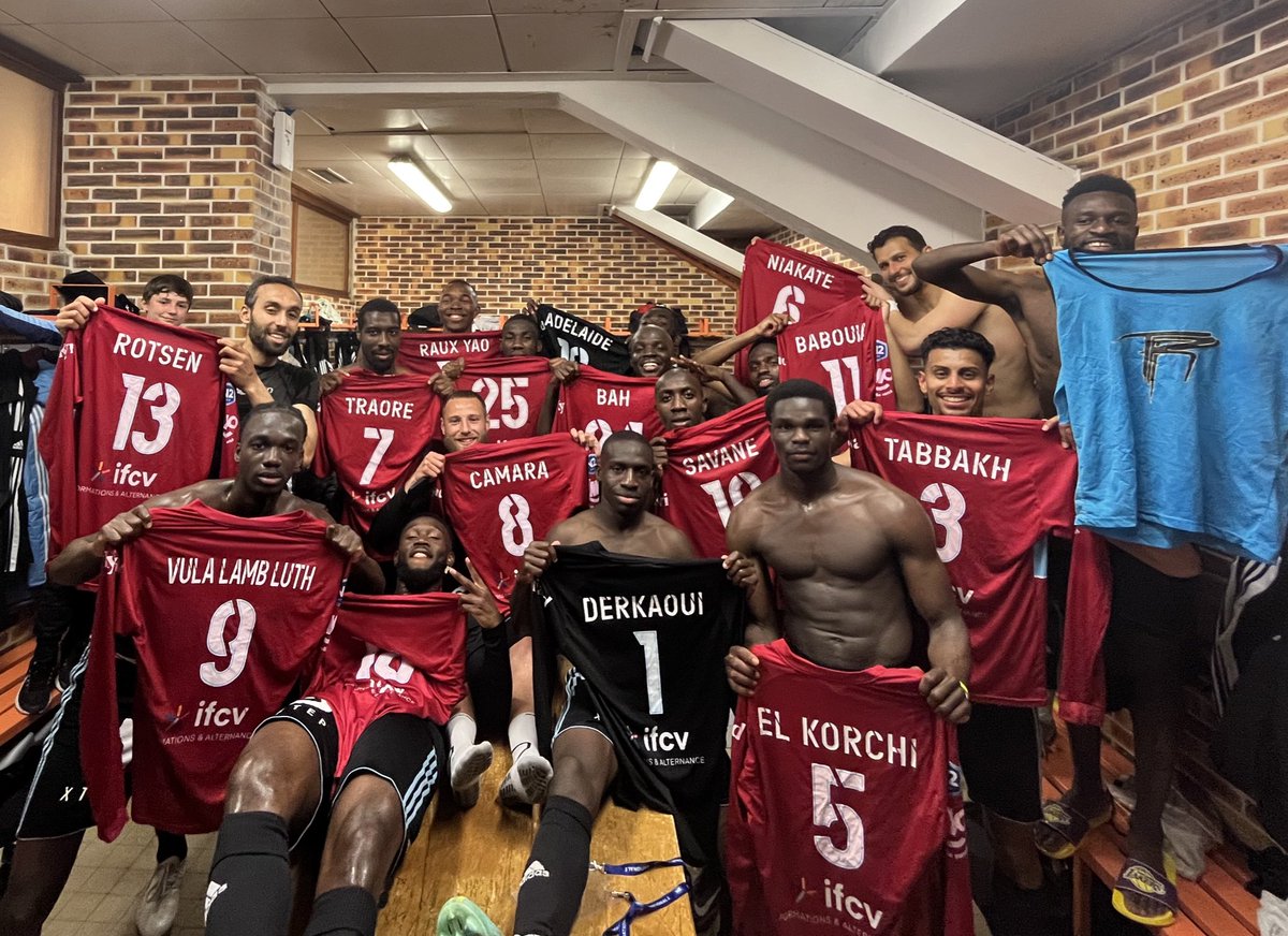 DjBofi1's tweet photo. 😍 𝐁𝐑𝐀𝐕𝐎 𝐋𝐄𝐒 𝐆𝐀𝐑𝐒 !!! TROIS POINTS PRÉCIEUX ET UN SEPTIÈME MATCH SANS DÉFAITE !
ON NE LÂCHE RIEN ! 👊🔵⚪️
#ASPRacing 1️⃣-3️⃣ | #AllezRacing https://t.co/3WhArN3LKX