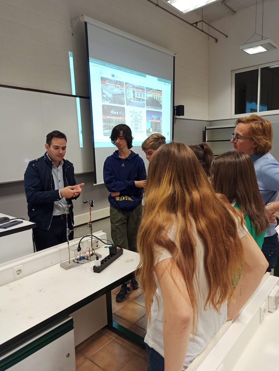 BUILDCHAIN_HE's tweet photo. BUILDCHAIN EU project explained! Inspiring secondary school students on the BUILDCHAIN technology. #buildchain #STEMeducation https://t.co/2a1hA77bVO