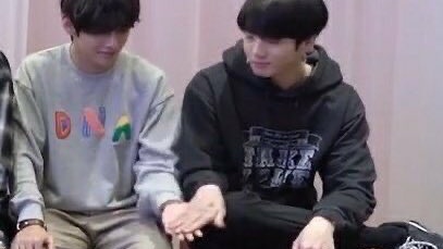 9597foIder's tweet photo. just hold hands already... ? https://t.co/CSkLuTtX4t