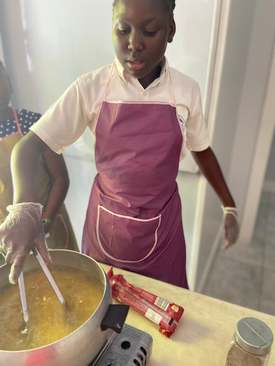 lendahand242's tweet photo. The success of our Culinary Arts Program is due to the dedication and hard work of our students, whose Chicken Fettuccine dish is a testament to their talent and culinary skills. 🍴👨‍🍳👩‍🍳 #CulinaryArtsProgram #ChickenFettuccine #CookingSkills #CulinaryTalent #Future Chefs https://t.co/VBzWF0jpTp