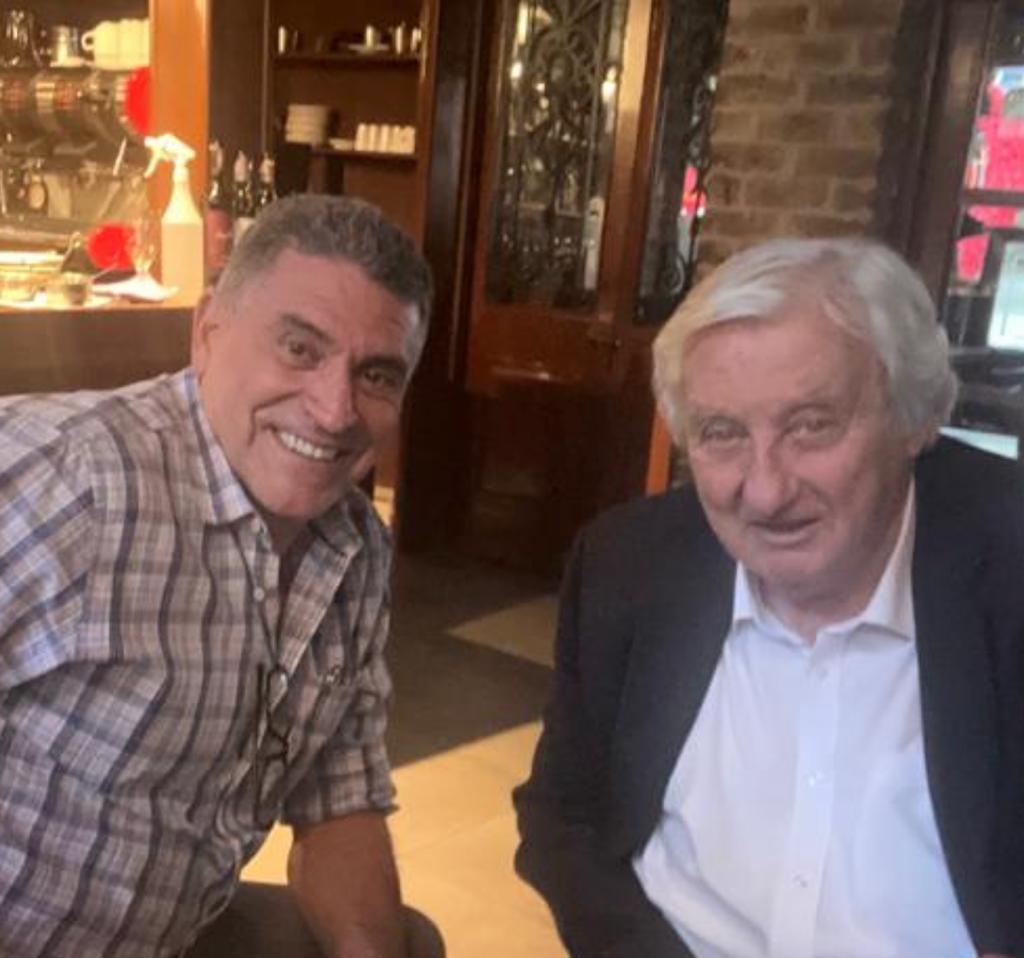 Disfruté mucho verte jugar al fútbol, pero más aún disfruté al amigo inigualable con el que compartí infinitas tardes de tertulias futboleras en Estancia Chica.
Tu recuerdo y tu compañía siempre vivirá en mi corazón.
Vuela alto NENE Sarnari. El fútbol te extrañará y yo también.