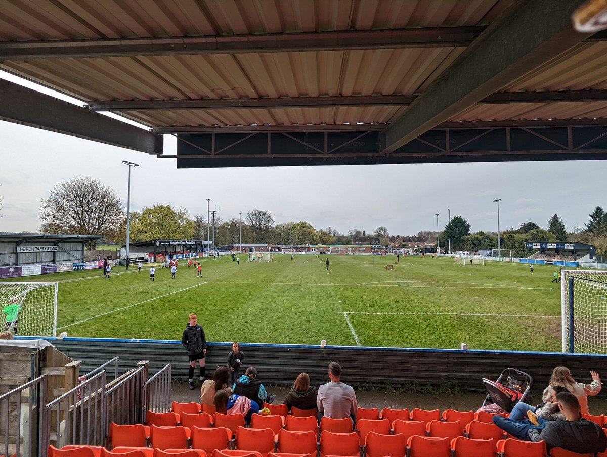 A massive thanks to @HungerfordTown for their hospitality and allowing over 100 @htfcjuniors1982 play mini matches before their ko today. Also thanks @DanRobbo1986 for your time #oneclub