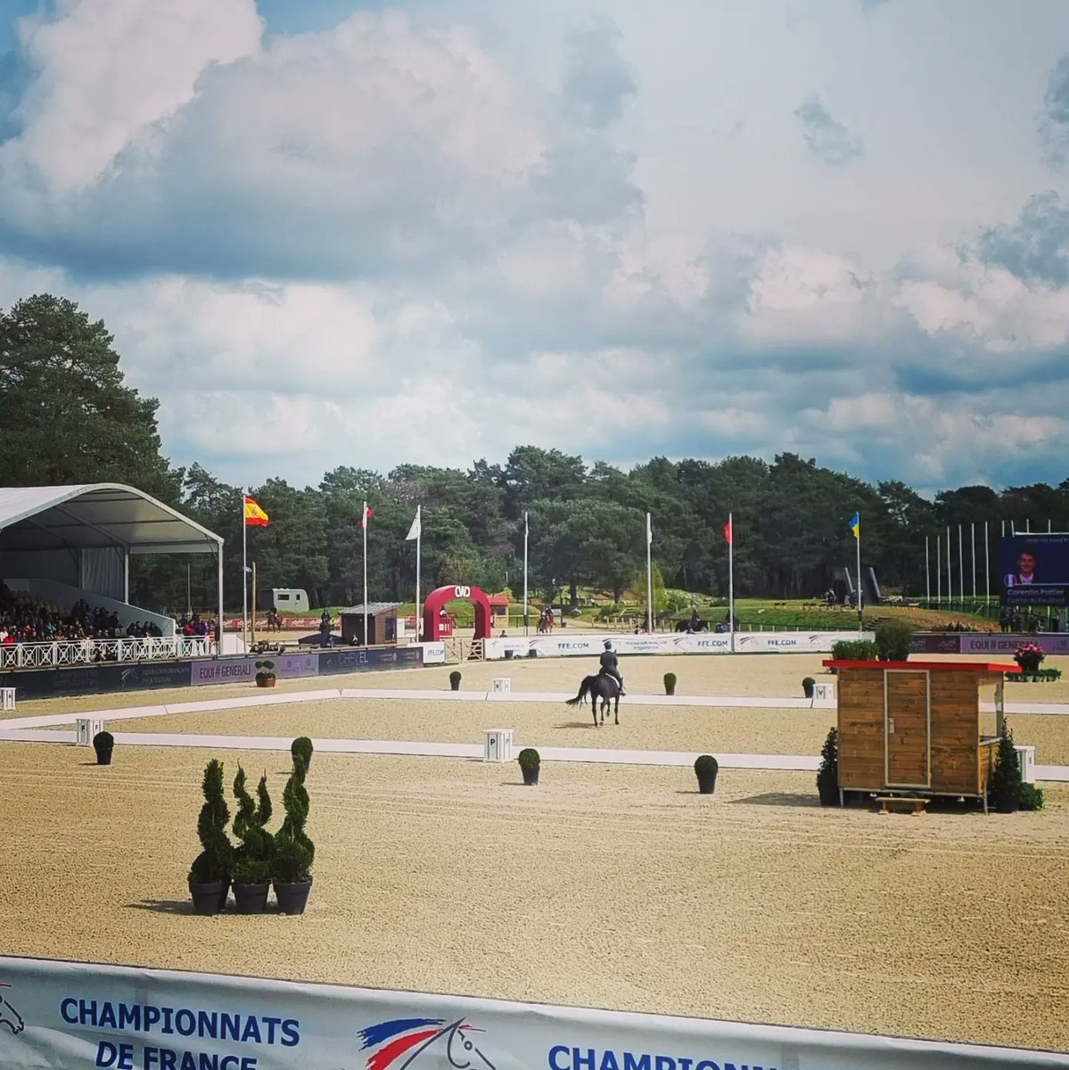 fredvalletoux's tweet photo. Après-midi au stade équestre du Grand Parquet de #Fontainebleau pour l'épreuve du #CDI5*.
Une magnifique compétition avant demain le #MasterPro, championnat de France d'obstacles. Bravo à @GLevents organisateur de ce Printemps des Sports Équestres réussi.
#CapitaleDuCheval https://t.co/CNbZxUVAkO