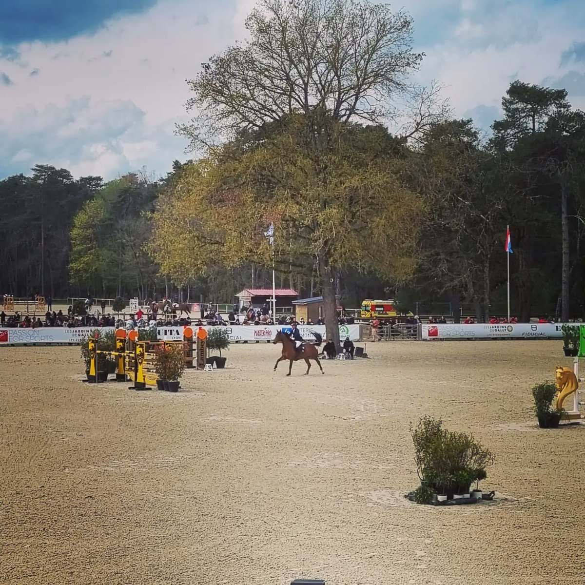 fredvalletoux's tweet photo. Après-midi au stade équestre du Grand Parquet de #Fontainebleau pour l'épreuve du #CDI5*.
Une magnifique compétition avant demain le #MasterPro, championnat de France d'obstacles. Bravo à @GLevents organisateur de ce Printemps des Sports Équestres réussi.
#CapitaleDuCheval https://t.co/CNbZxUVAkO