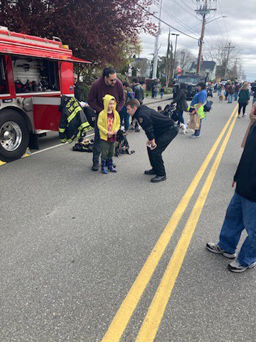 EverettFire's tweet photo. Hey @SnoPUD ! What an amazing turnout at your block party! Thank you for inviting us!
This event is going on until 2pm. Brings the kids for a Saturday adventure!
#EverettFire #SnoPUD https://t.co/EB1ELdbKDQ