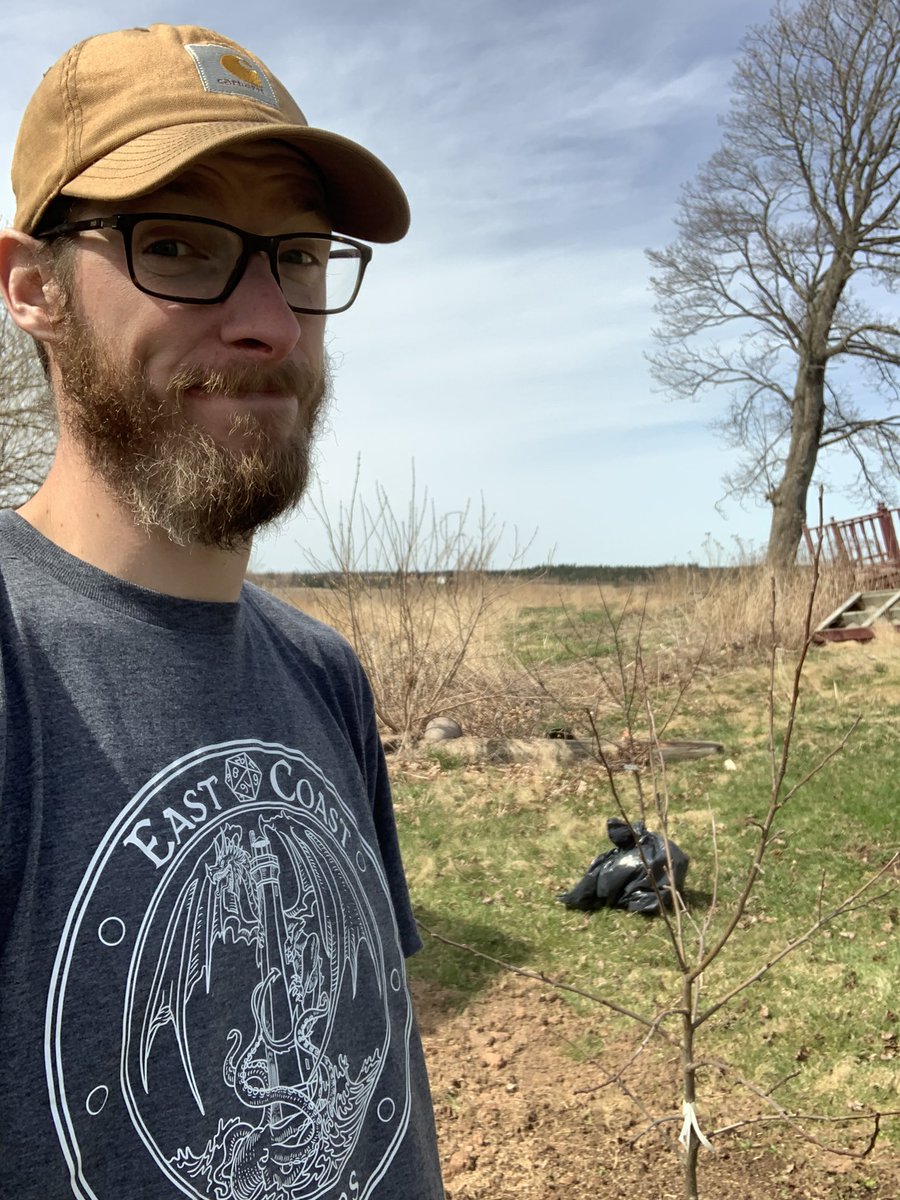 The_Gouch7's tweet photo. Who says gamers can't enjoy the outdoors too!! Planting a honeycrisp and a macintosh apple tree for momma today! 🍎 🌳 #eastcoastgamers #appletrees #getsomesun https://t.co/veu76pxmnv