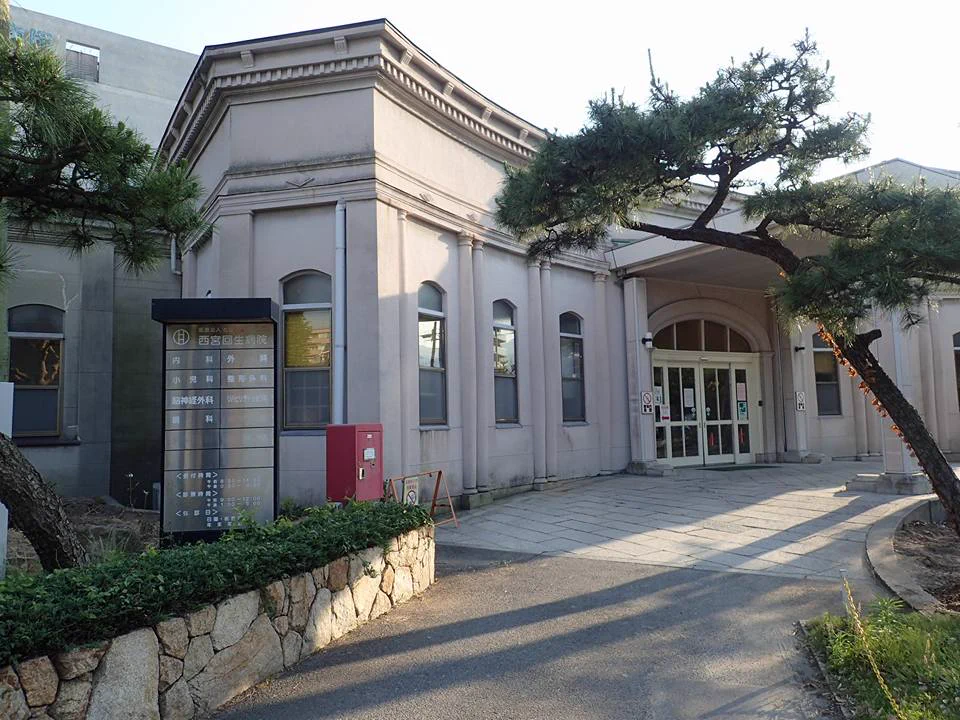 @woody_honpo 私は地元だったので舞台となったところがいっぱいあります。
お母さんが入院していた西宮回生病院、アニメに出てきたこの玄関も数年前に取り壊されて今は面影もありません。 