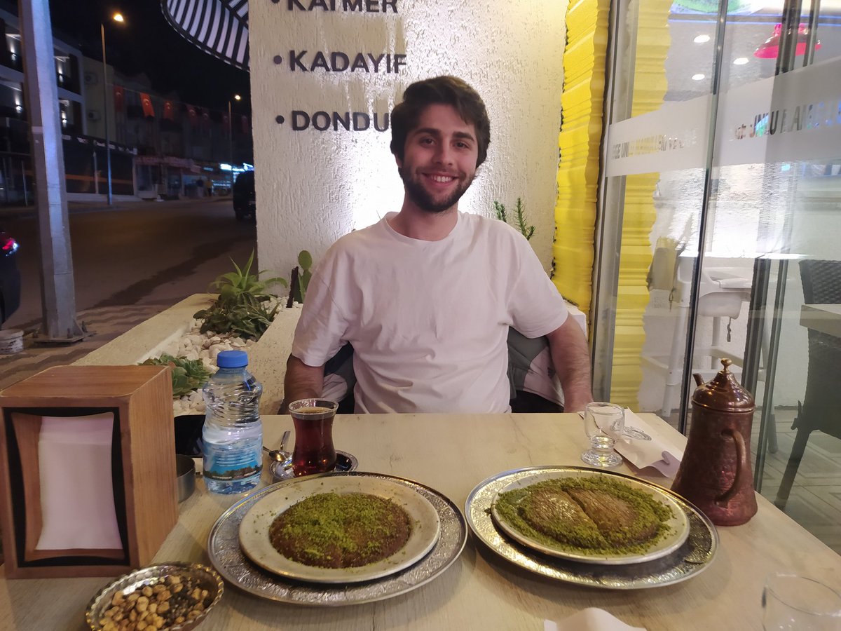 Fethiye'deki ilk buluşmam <a href="/yarkinaltinel/">yarkin.eth🪶</a> ile oldu. Kadayıf ısmarlıyor bana sağolsun 🫶🏼

Sabah niye Emin hocayı paylaştın avalanççı mısın sen ajan mısın dedim, tartışıyoruz şimdi. Kadayıfın parasını geri istiyor.