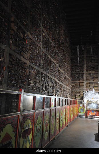 AliciaMimundo's tweet photo. La biblioteca más grande del mundo.

1. En 2003 en el Monasterio Sakya en el Tíbet se hallaron tras una pared de 60 m de largo y 10 de alto, del gran salón de rezos, una única estantería que albergaba unos 84.000 manuscritos, sutras y pergaminos en tibetano, sánscrito, chino y mongol. En ellos se cuenta, además de la historia del Tíbet, temas de filosofía, la poesía, medicina, geología…
Con una antigüedad de 1000 años.