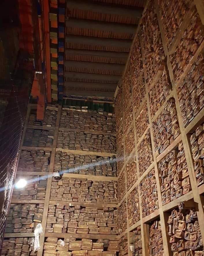 La biblioteca más grande del mundo. 1. En 2003 en el Monasterio Sakya en el Tíbet se hallaron tras una pared de 60 m de largo y 10 de alto, del gran salón de rezos, una única estantería que albergaba unos 84.000 manuscritos, sutras y pergaminos en tibetano, sánscrito, chino y…