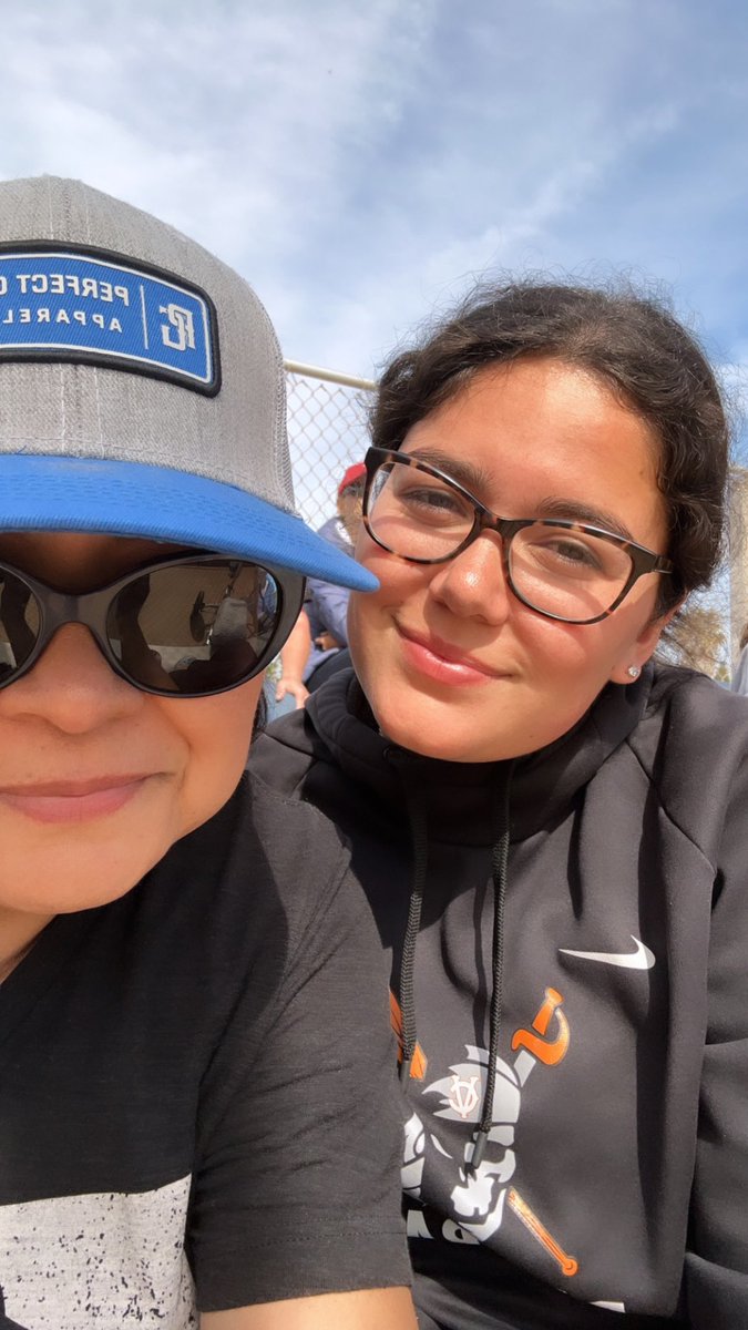 stefvreyes's tweet photo. Just me and my girl! 🧡🖤 ⚾️@KarinaParmisano https://t.co/PpMPUH5HLf