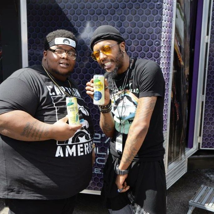 TheTrap_Nerds's tweet photo. time and its also Festival season so, you know we gotta have us some #SimplySpiked hand! Grab you some Simply spiked Lemonade ๐๐๐ the perfect drink for the Black Effect Festival and for Summer! https://t.co/OZTyDXDU8k