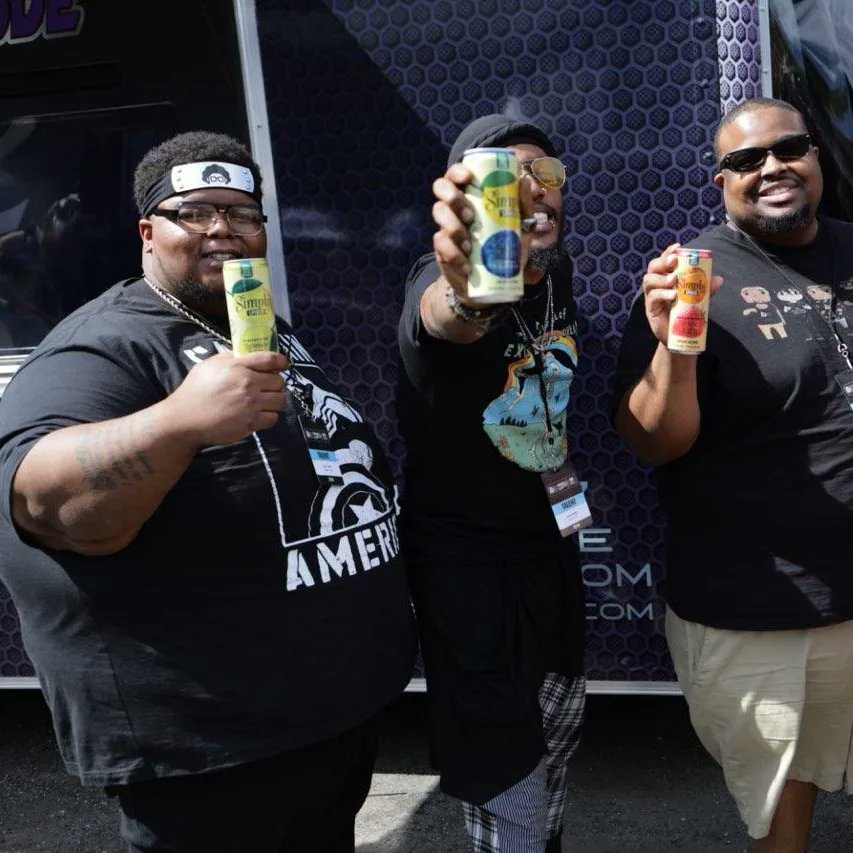 TheTrap_Nerds's tweet photo. time and its also Festival season so, you know we gotta have us some #SimplySpiked hand! Grab you some Simply spiked Lemonade ๐๐๐ the perfect drink for the Black Effect Festival and for Summer! https://t.co/OZTyDXDU8k