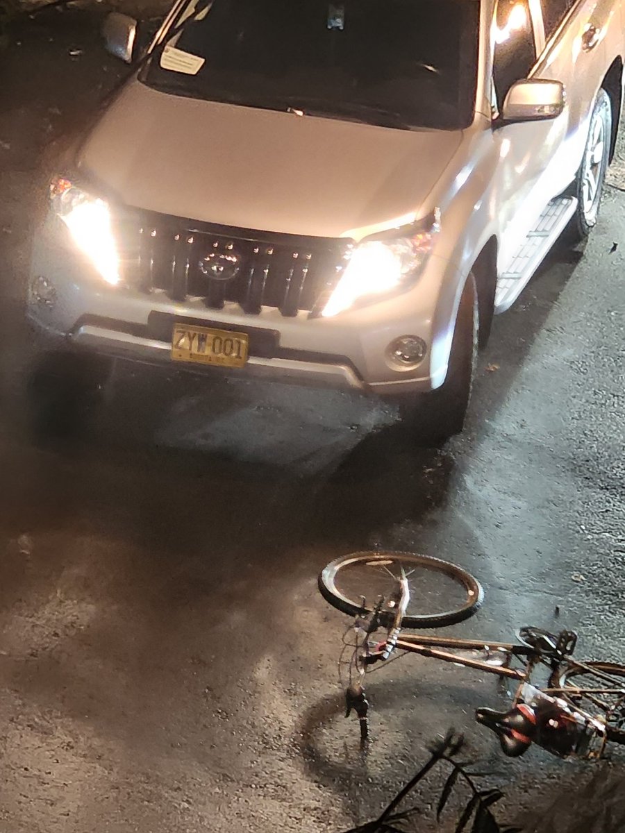 CamiloReina's tweet photo. #accidente @RappiColombia rappitendero vs camioneta: 6:09pm. 10 minutos después habían 5 ambulancias (¿la guerra del SOAT?). 6:52 Llega la @PoliciaBogota. https://t.co/Z9l5I4eXiK