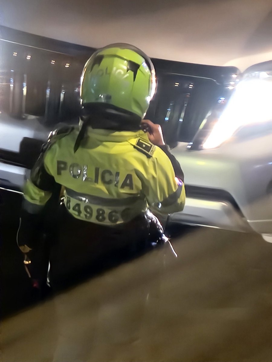 #accidente <a href="/RappiColombia/">Rappi Colombia</a> rappitendero vs camioneta: 6:09pm. 10 minutos después habían 5 ambulancias (¿la guerra del SOAT?). 6:52 Llega la <a href="/PoliciaBogota/">Policía Metropolitana de Bogotá</a>.