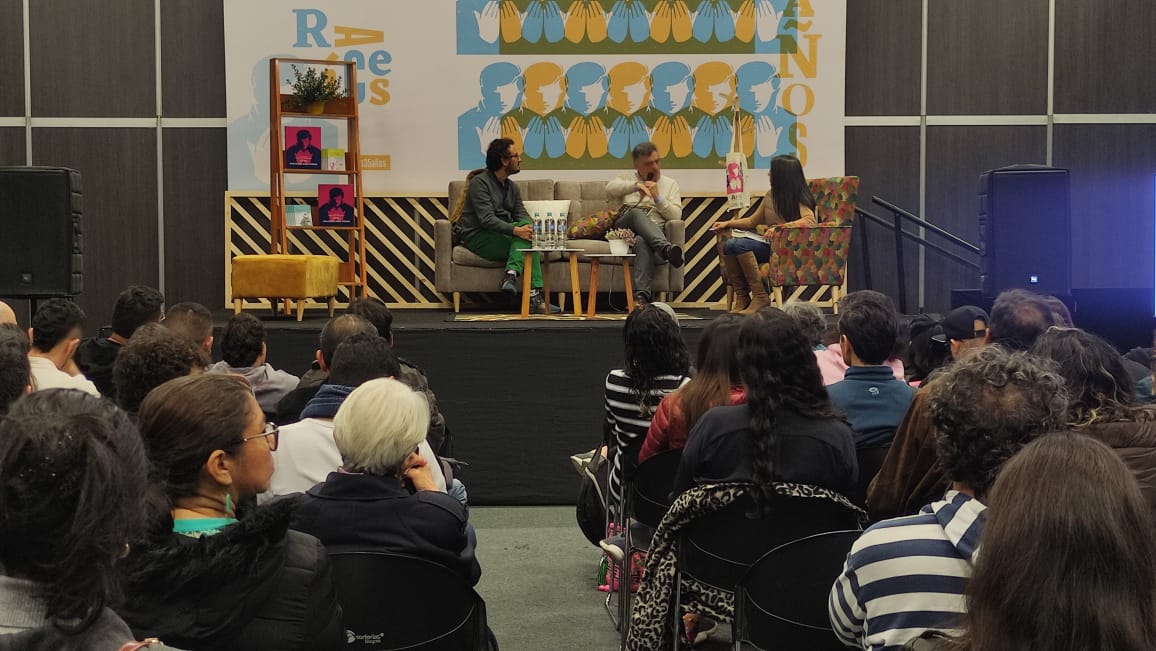 CLangebaek's tweet photo. En @FILBogota tuvimos un espacio para hablar junto con @simon_posada sobre la importancia de ir al pasado para entender el presente en la charla 'Escribir sobre el pasado para conocer el presente'. https://t.co/isQztiFu01