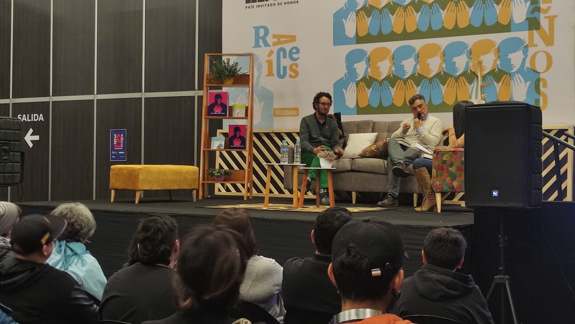 CLangebaek's tweet photo. En @FILBogota tuvimos un espacio para hablar junto con @simon_posada sobre la importancia de ir al pasado para entender el presente en la charla 'Escribir sobre el pasado para conocer el presente'. https://t.co/isQztiFu01