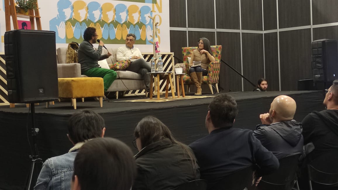 En <a href="/FILBogota/">FeriadelLibroBogotá</a> tuvimos un espacio para hablar junto con <a href="/simon_posada/">simon_posada</a> sobre la importancia de ir al pasado para entender el presente en la charla 'Escribir sobre el pasado para conocer el presente'.