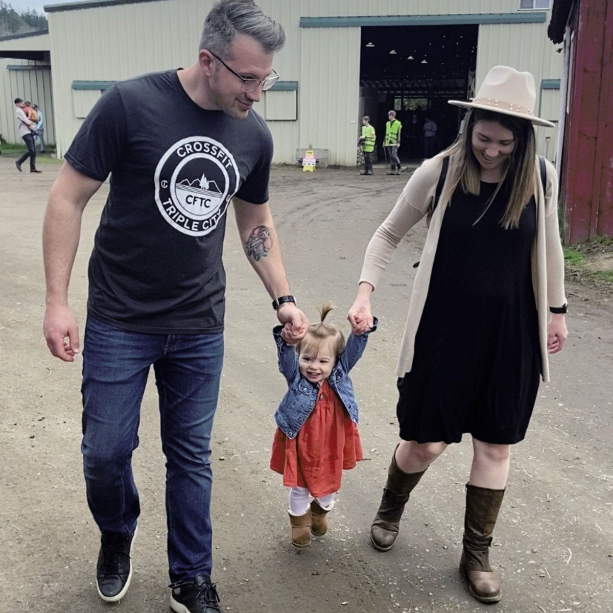 Oregon_Choice's tweet photo. Happy Earth Day! We celebrated by spending the morning at Triskelee Farms in West Linn. The drive out there is absolutely stunning with beautiful farmland properties! Thanks for having us out @triskeleefarm
#EarthDay #NeighborhoodSpotlight #Wheretolive  #OregonChoiceGroup https://t.co/atHpPrP4XG