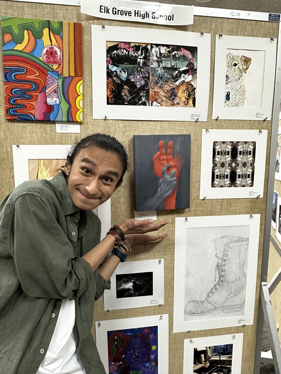eghs_art's tweet photo. Another great art show in the books! Had fun making students pose with their artwork 🤳👩‍🎨🖼️ @EGFineArts  @ElkGrove_HS  #WeArtEG https://t.co/0o39IpnZwi
