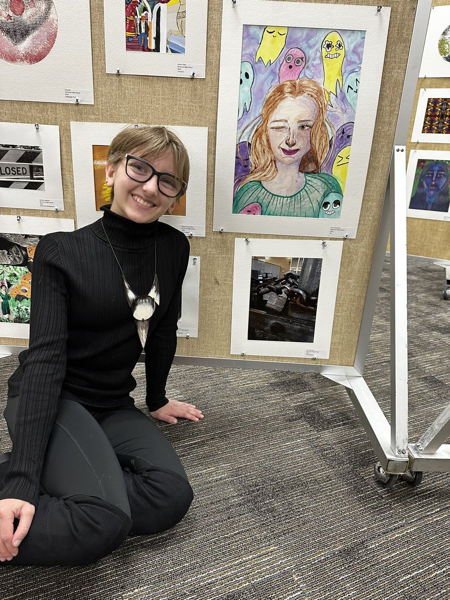 Another great art show in the books! Had fun making students pose with their artwork 🤳👩‍🎨🖼️ @EGFineArts  @ElkGrove_HS  #WeArtEG